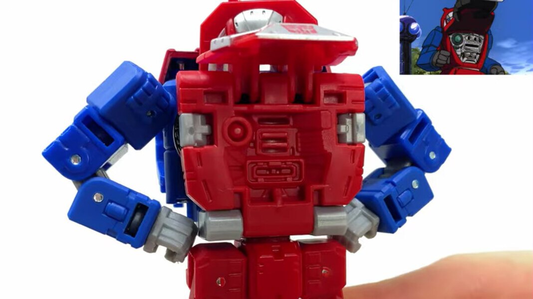 Image Of United Gears Deluxe Class In Hand From Transformers Legacy  (6 of 28)